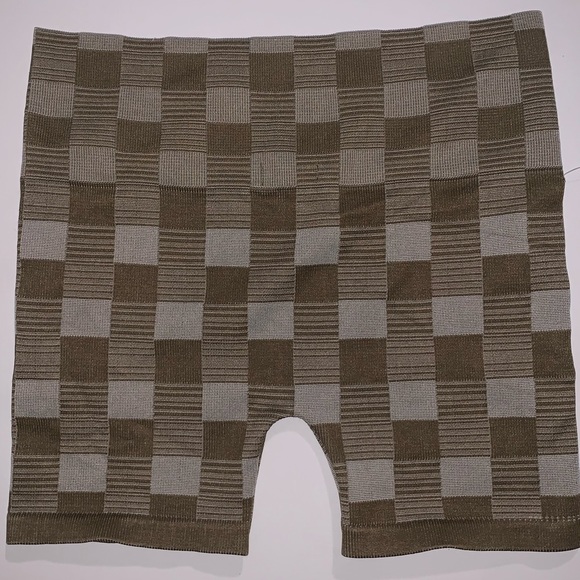 Green Checkered Patterned Workout Set - Picture 2 of 3